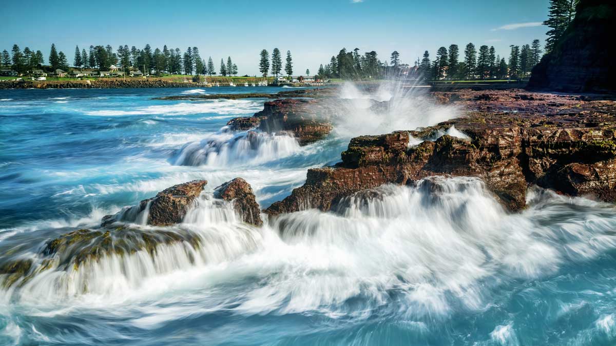 Kiama harbour rocks